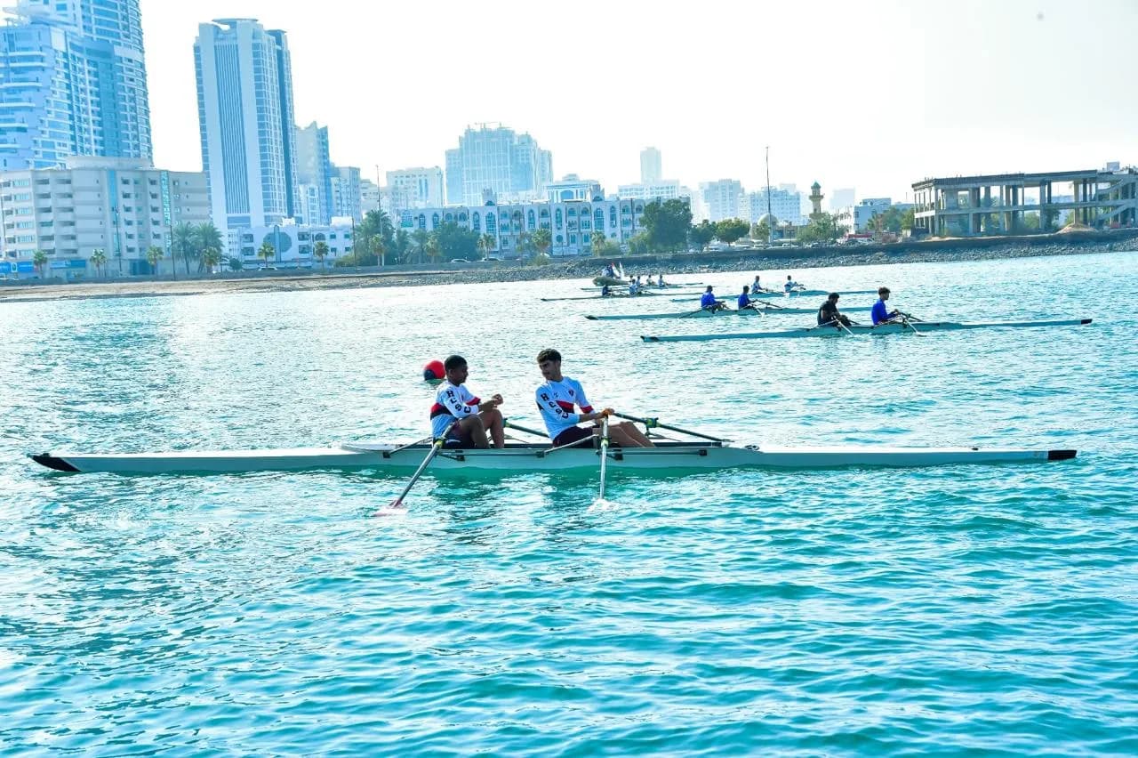 قارب تجديف زوجي على مياه هادئة