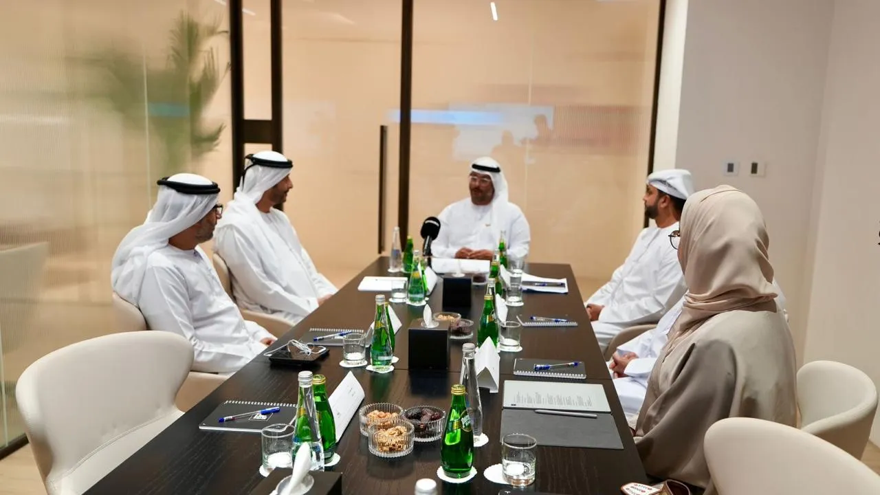 أعضاء حول طاولة اجتماع للاتحاد