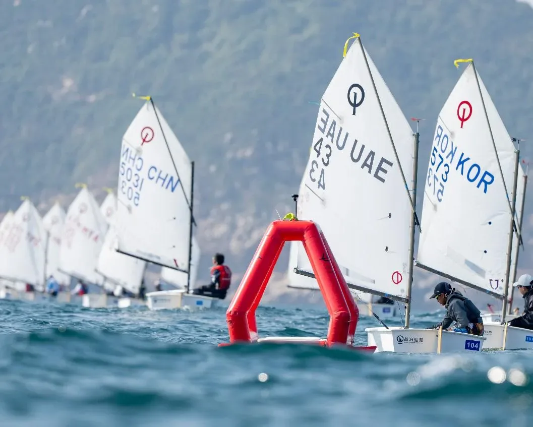 Optimists rounding the mark